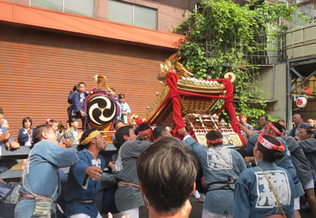 素盞雄神社祭礼地元町会神輿振り